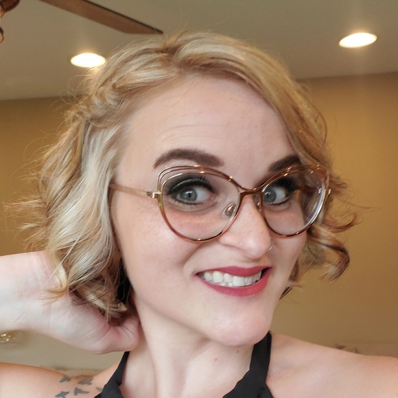 Meet your Posher, Emily - Picture 1 of 3